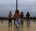 Elektro Kif : danseurs à la tour Eiffel